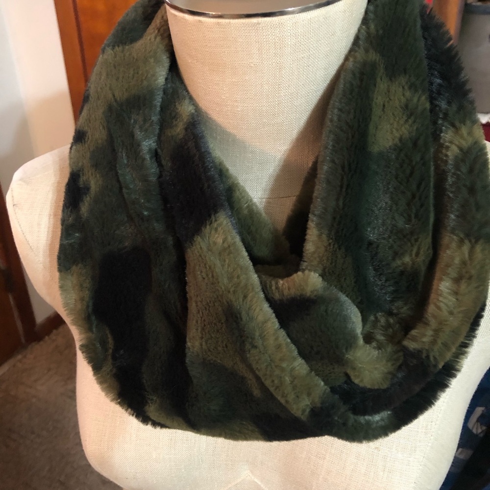 Camouflage faux fur snood scarf